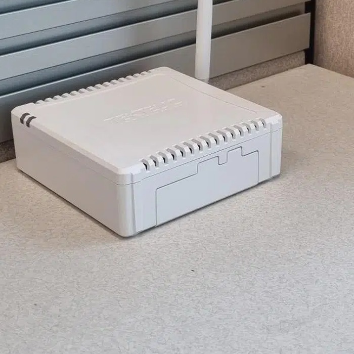 A compact indoor gateway with a single antenna